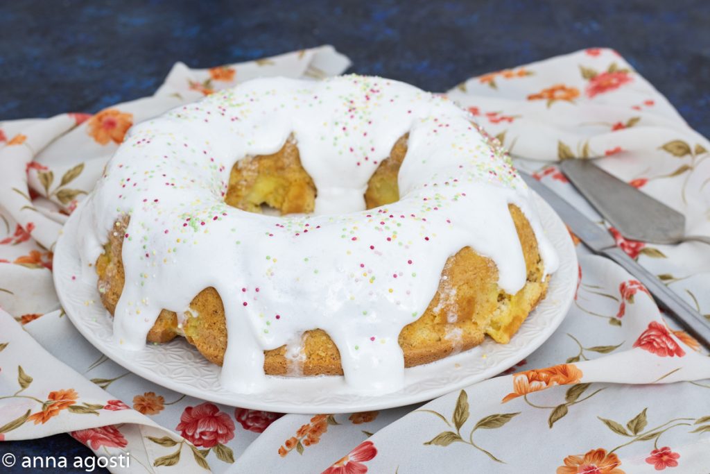 Bolo de Anel Recheado com Creme de Confeiteiro e Coberto com Glacê