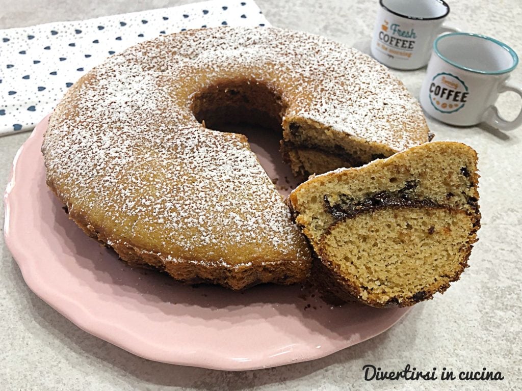 Bolo de café com coração cremoso