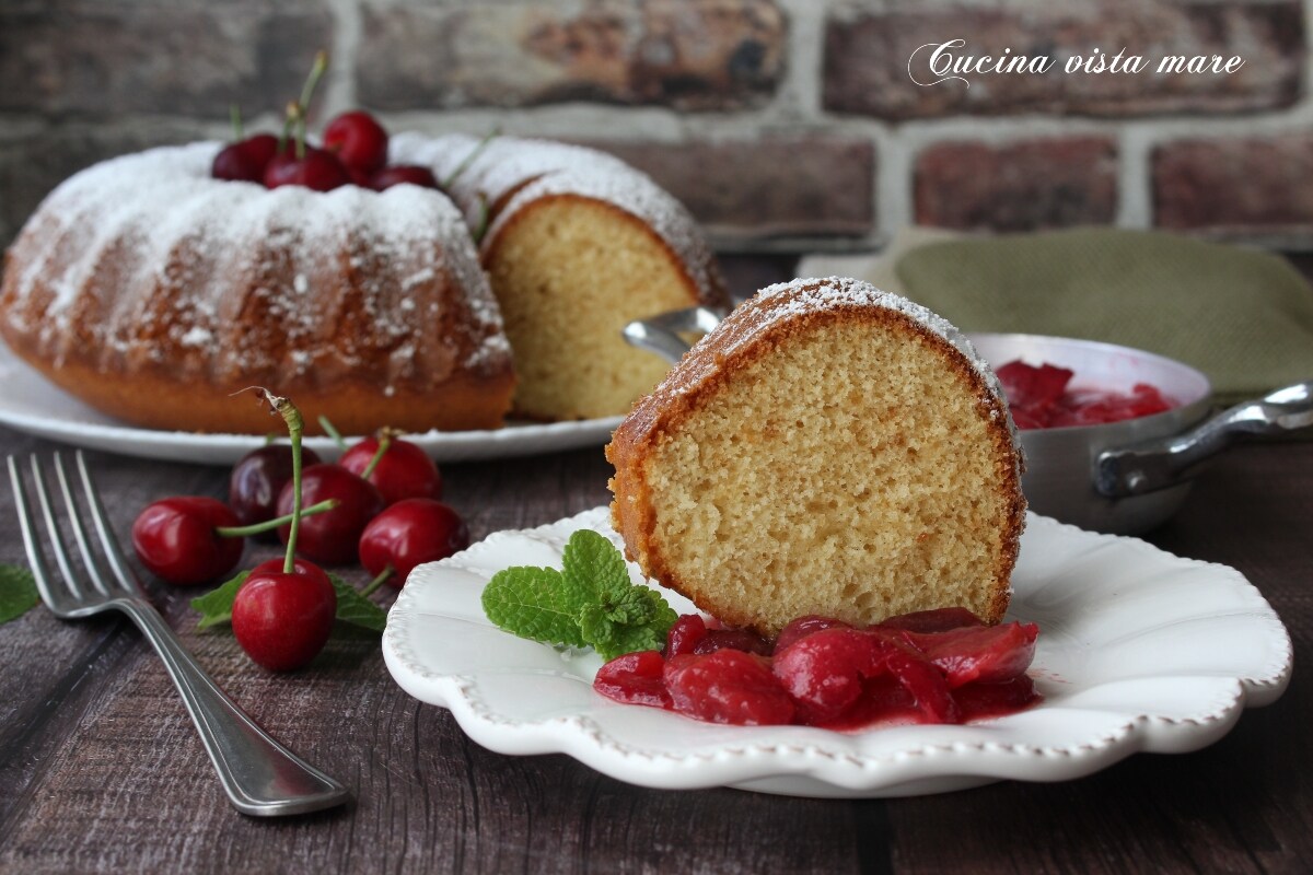 Bolo de creme com cerejas especiadas
