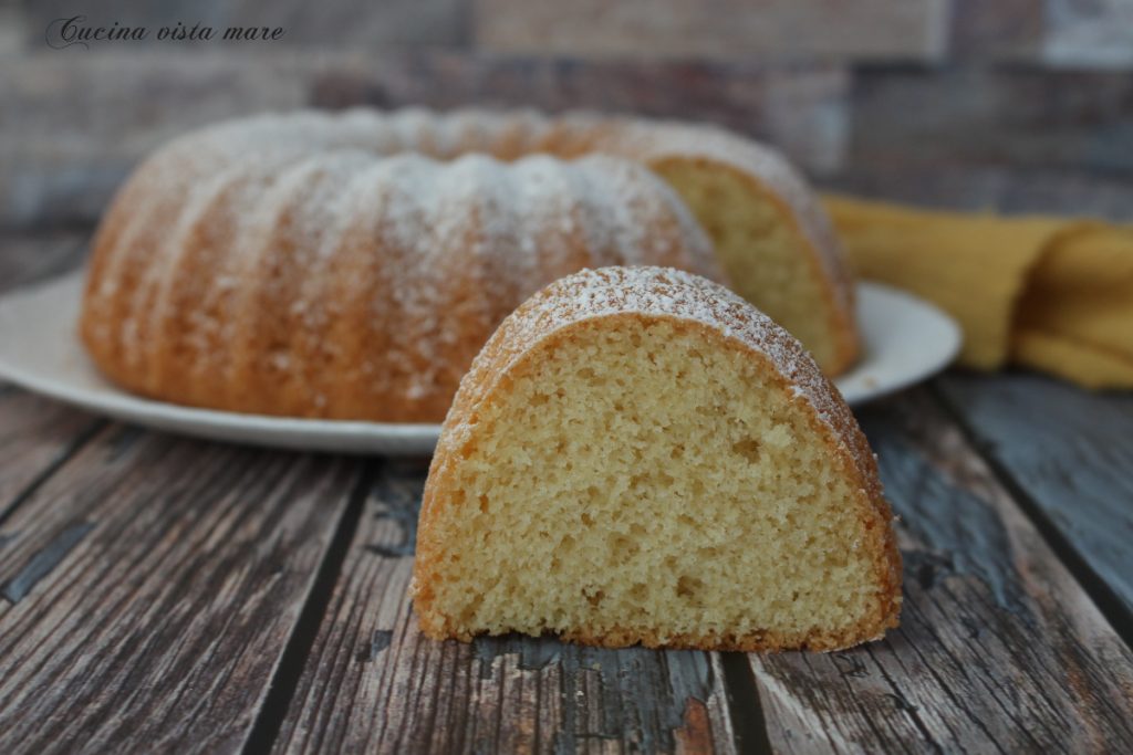 Bolo de doze colheres com água Cozinha vista mar