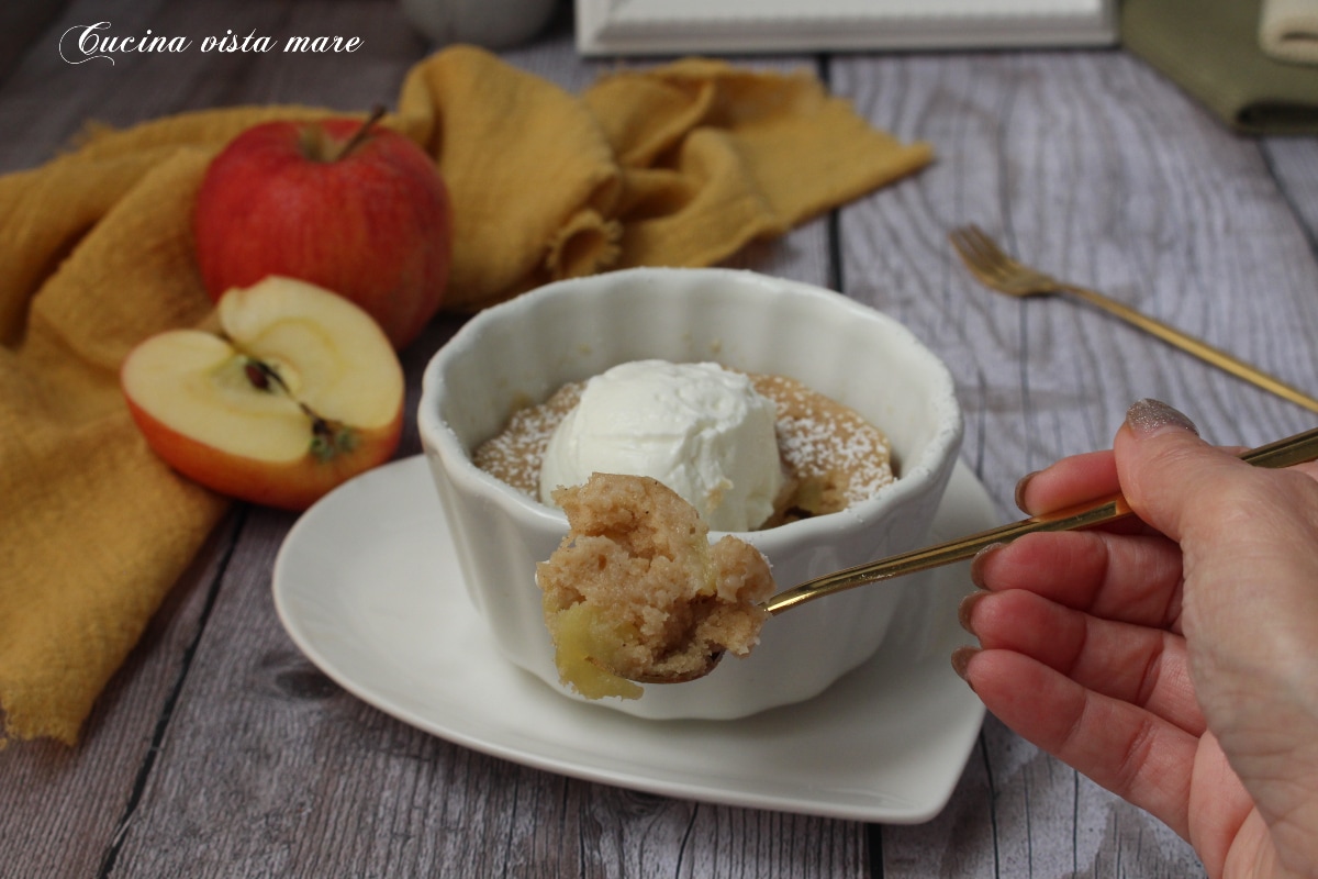 Bolo de maçã na caneca