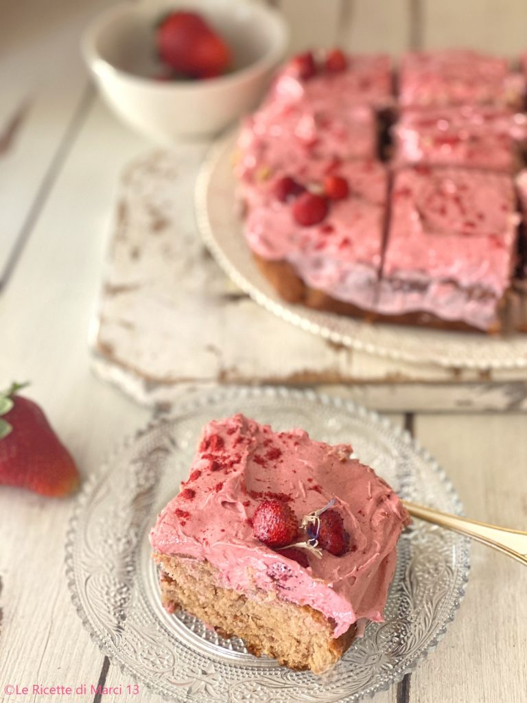 Bolo de morango super macio com cobertura espetacular de morango