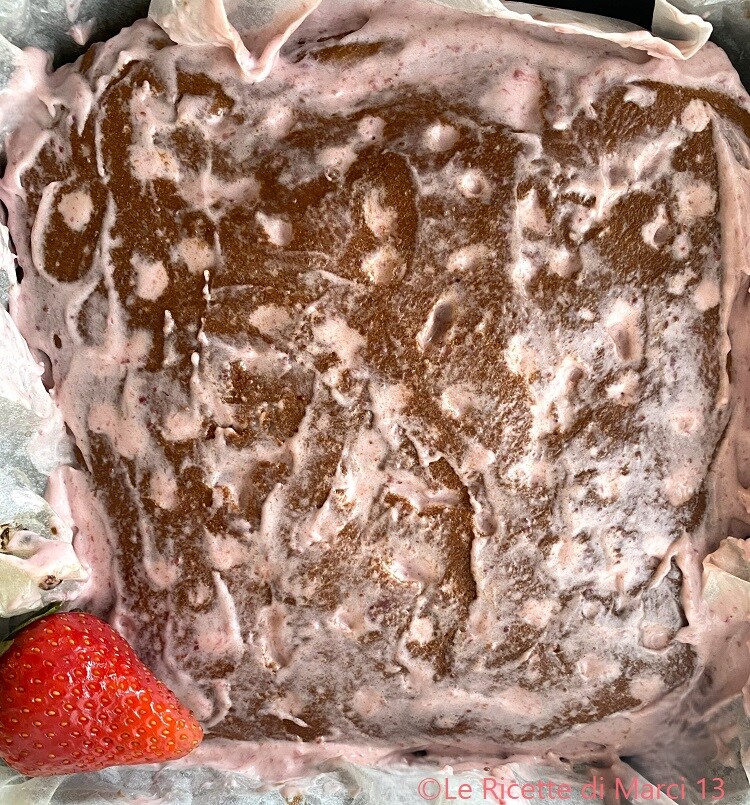 Bolo de morango super macio com cobertura espetacular de morango creme