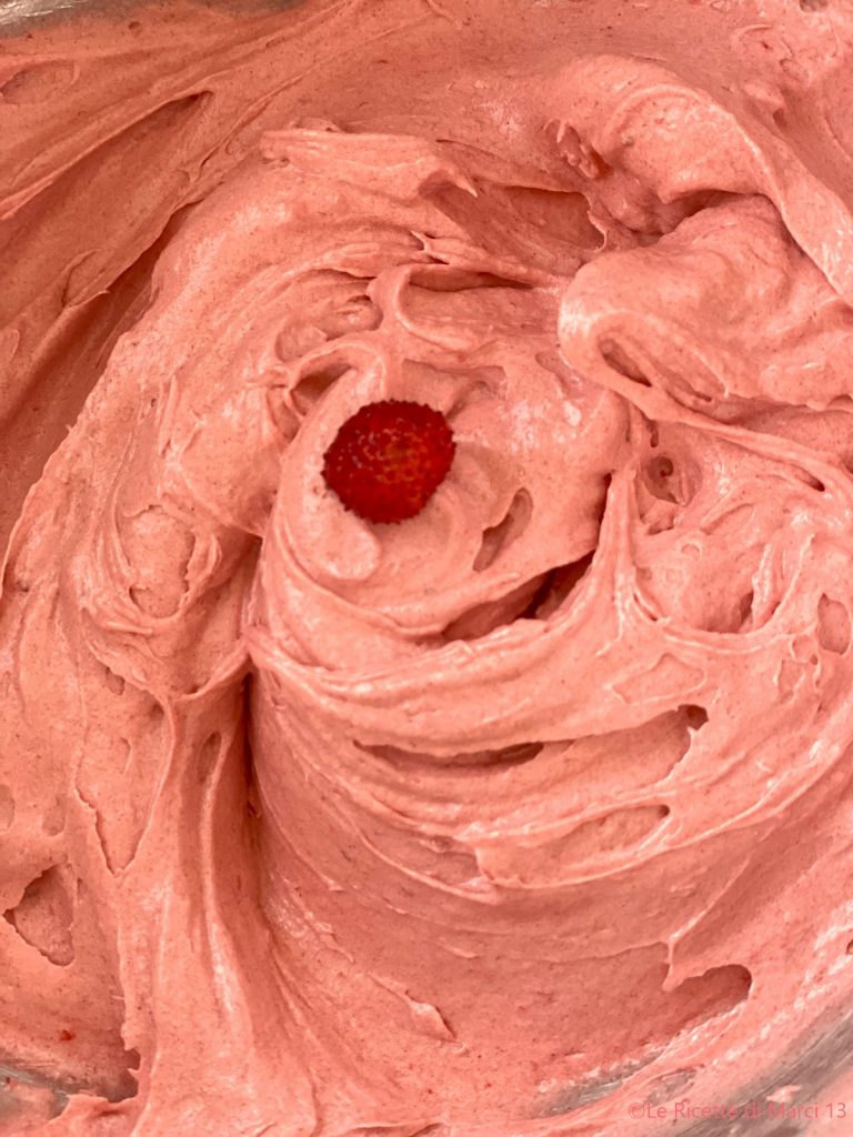 Bolo de morango super macio com cobertura espetacular de morango cobertura de morango