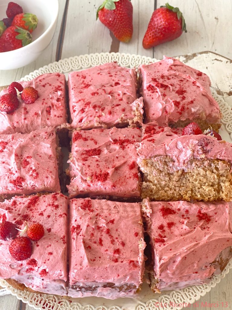 Bolo de morango super macio com cobertura espetacular de morango
