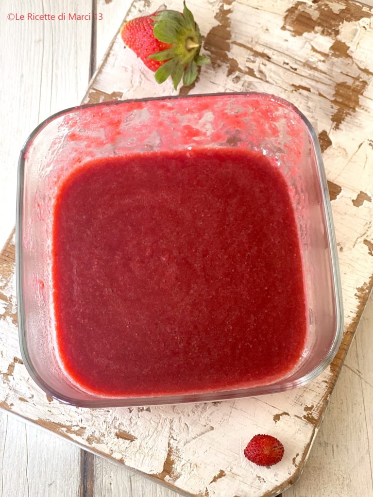 Bolo de morango super macio com cobertura espetacular de morango redução de morangos