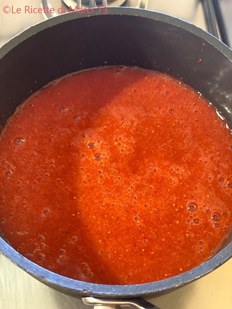 Bolo de morango super macio com cobertura espetacular de morango batido