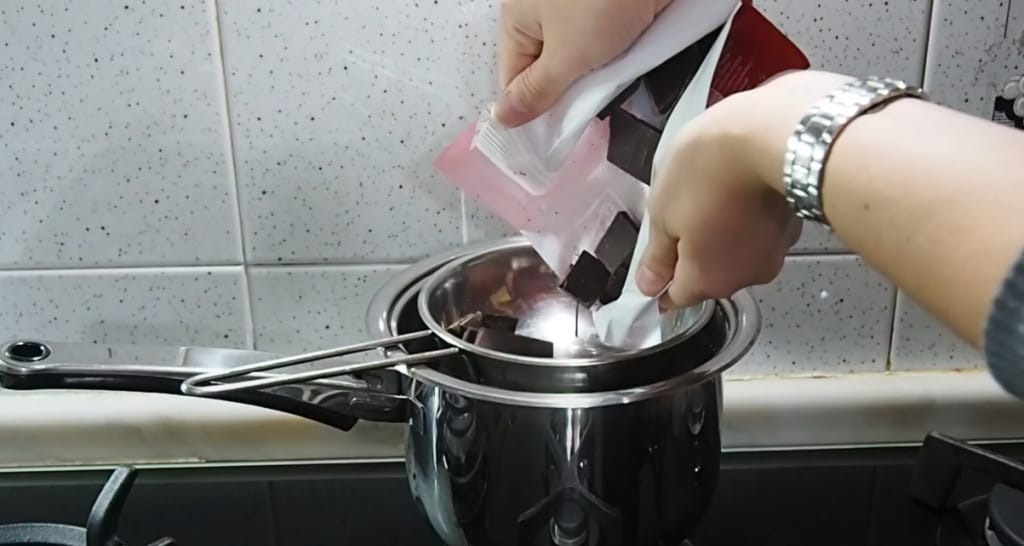 Derreter o chocolate em banho-maria