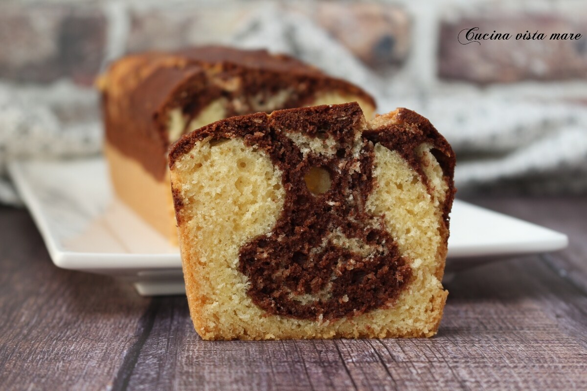 Bolo marmorizado de coco