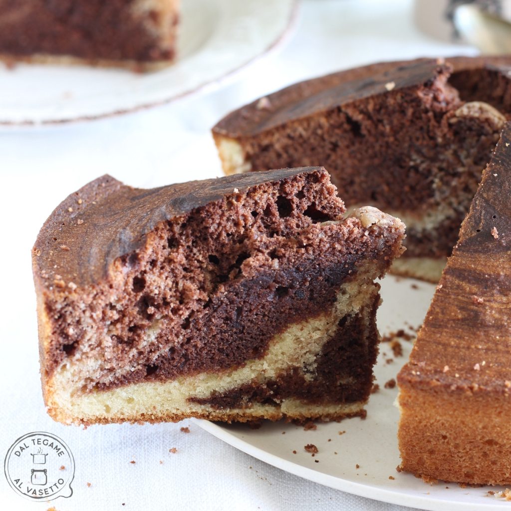 bolo com massa dupla branca e de chocolate assado no micro-ondas