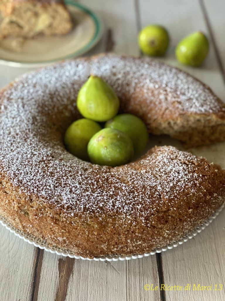 Bolo rústico com figos caramelizados e nozes