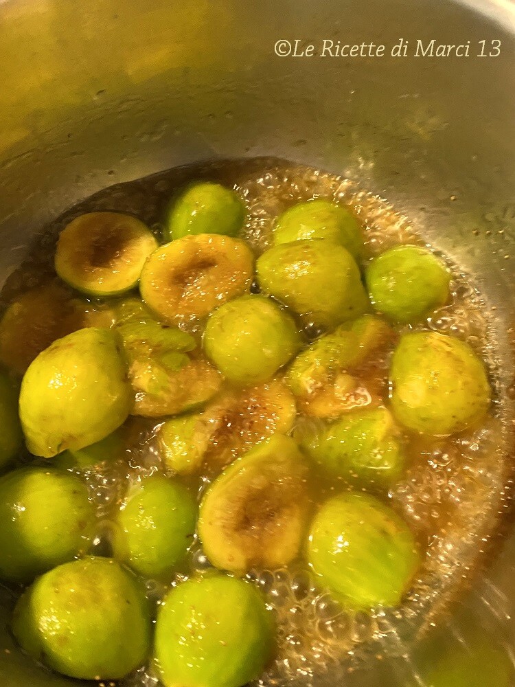 Bolo rústico com figos caramelizados e nozes