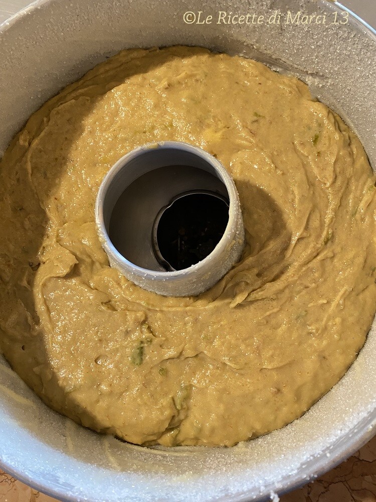 Bolo rústico com figos caramelizados e nozes