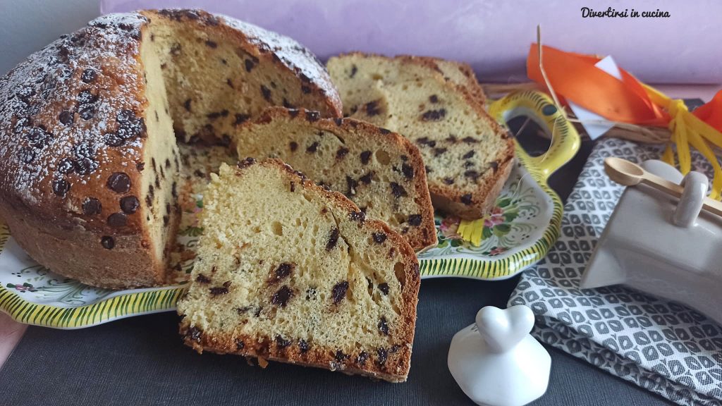 Bolo alto e fofo com gotas de chocolate