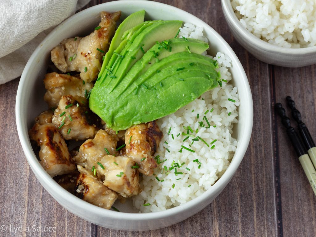 Bowl de arroz com frango e abacate