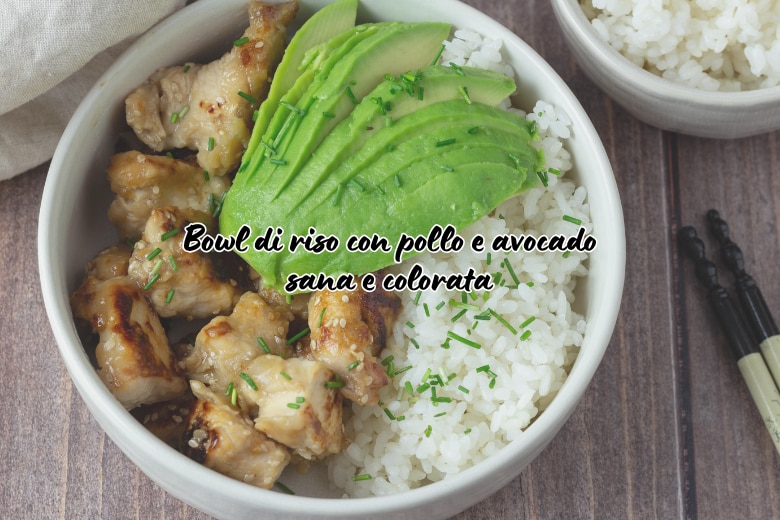Bowl de arroz com frango e abacate
