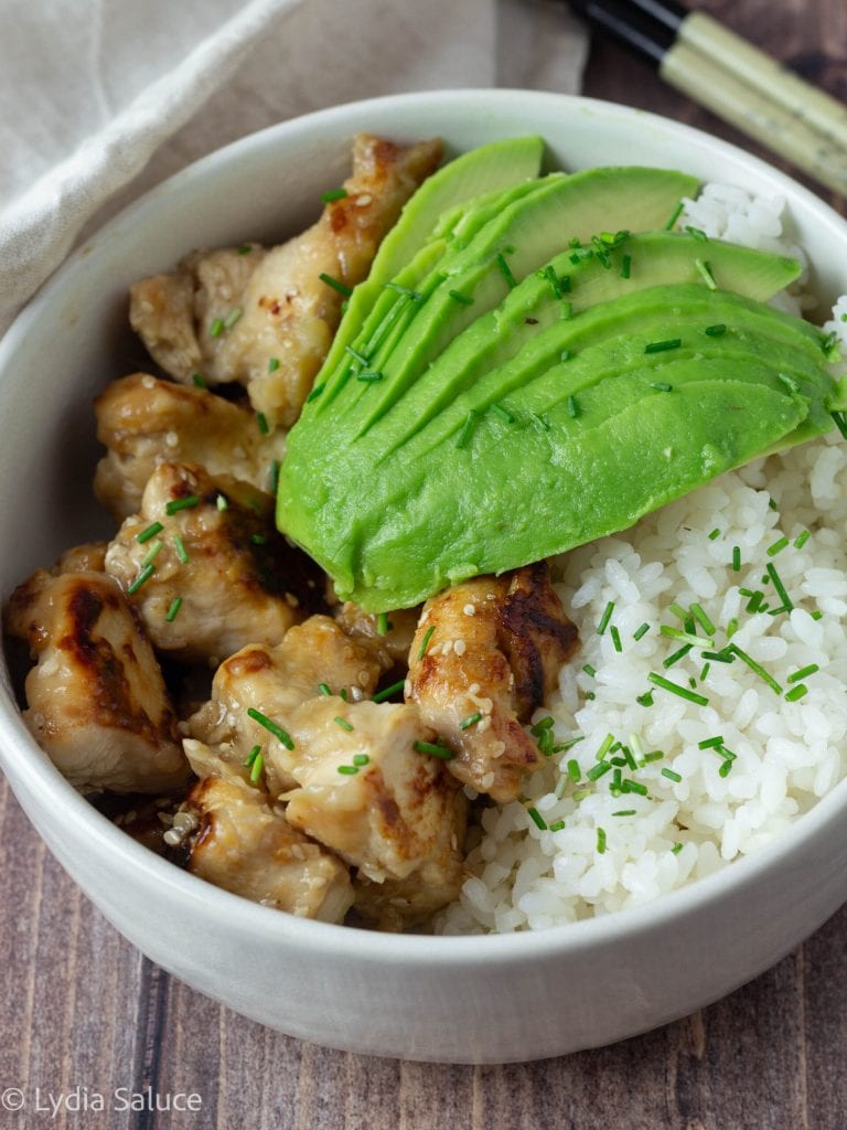 Bowl de arroz com frango e abacate