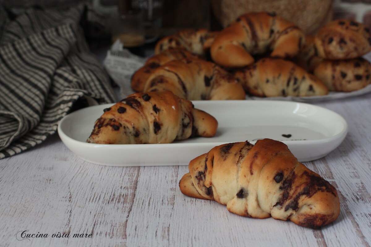 Brioche com iogurte e gotas de chocolate