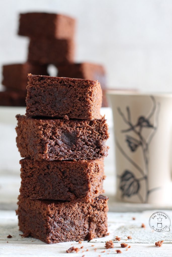 cubos de brownie de chocolate cozidos no micro-ondas