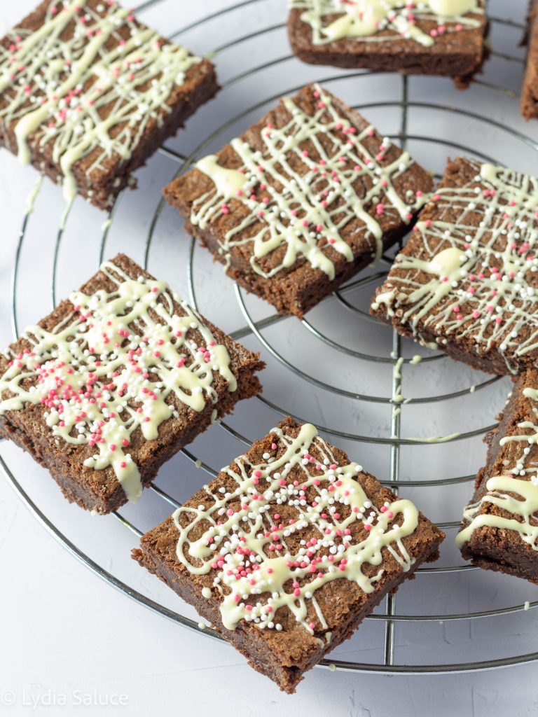 brownies cobertos com chocolate branco