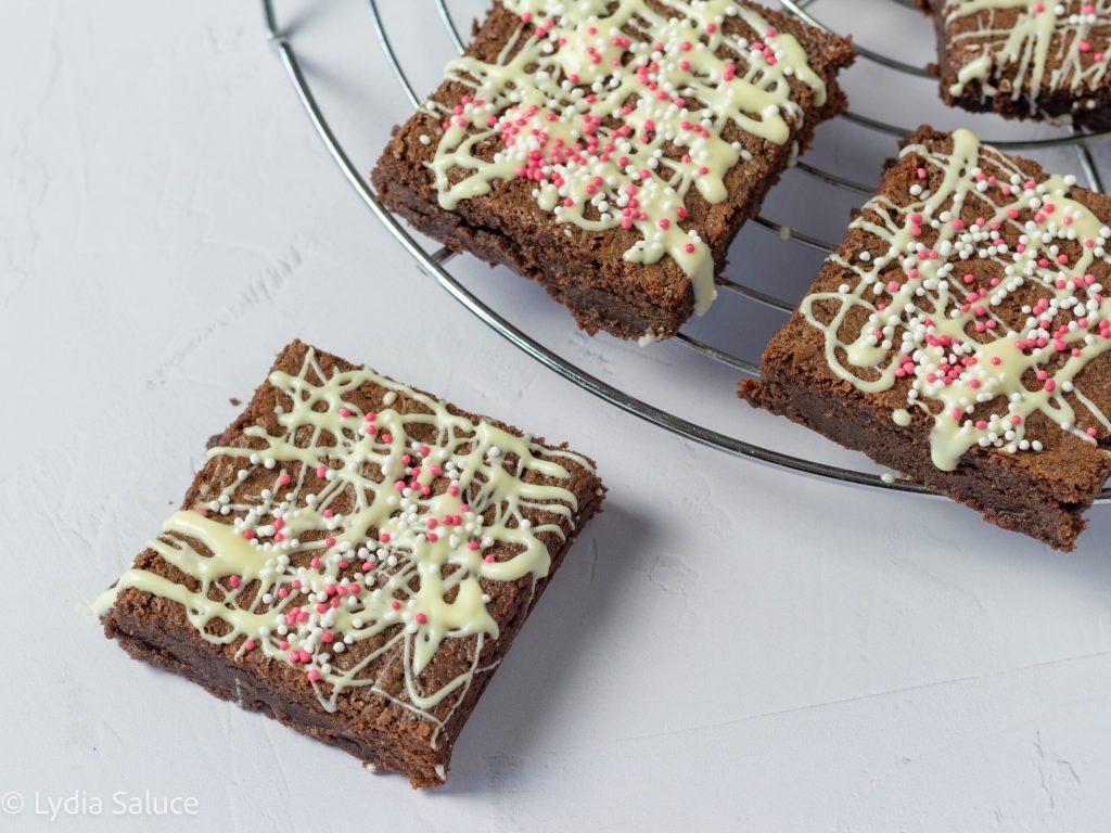 brownies cobertos com chocolate branco