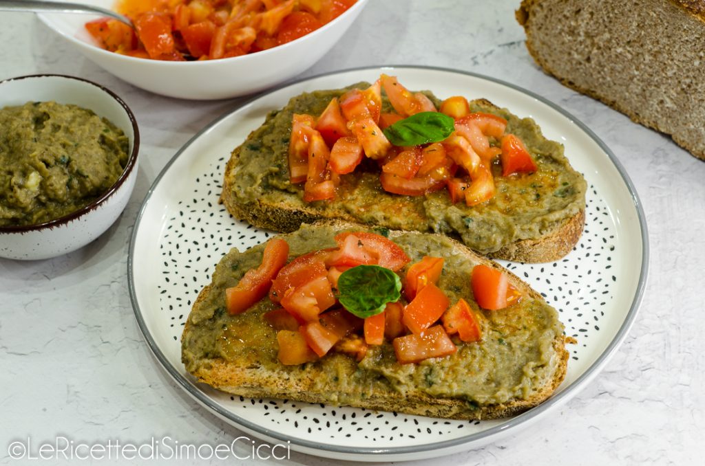 Bruschetas com creme de berinjela e tomates