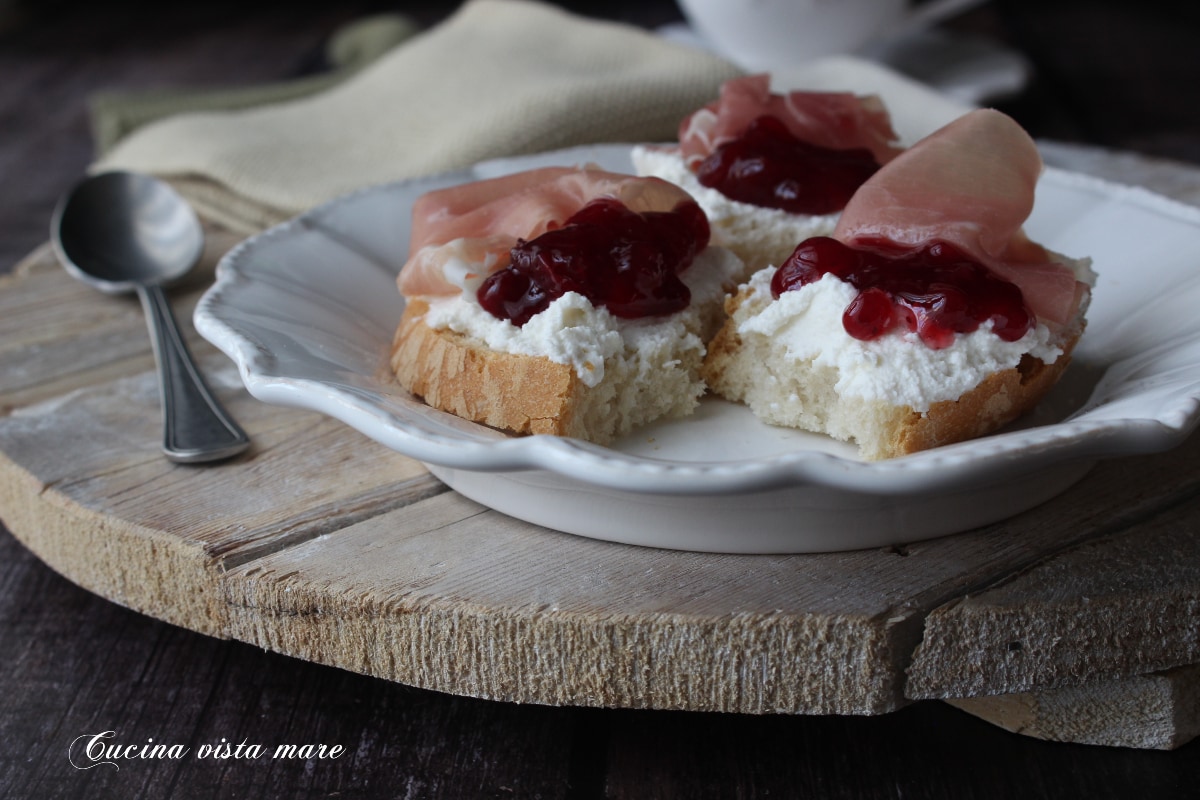 Bruschetta ricotta e presunto