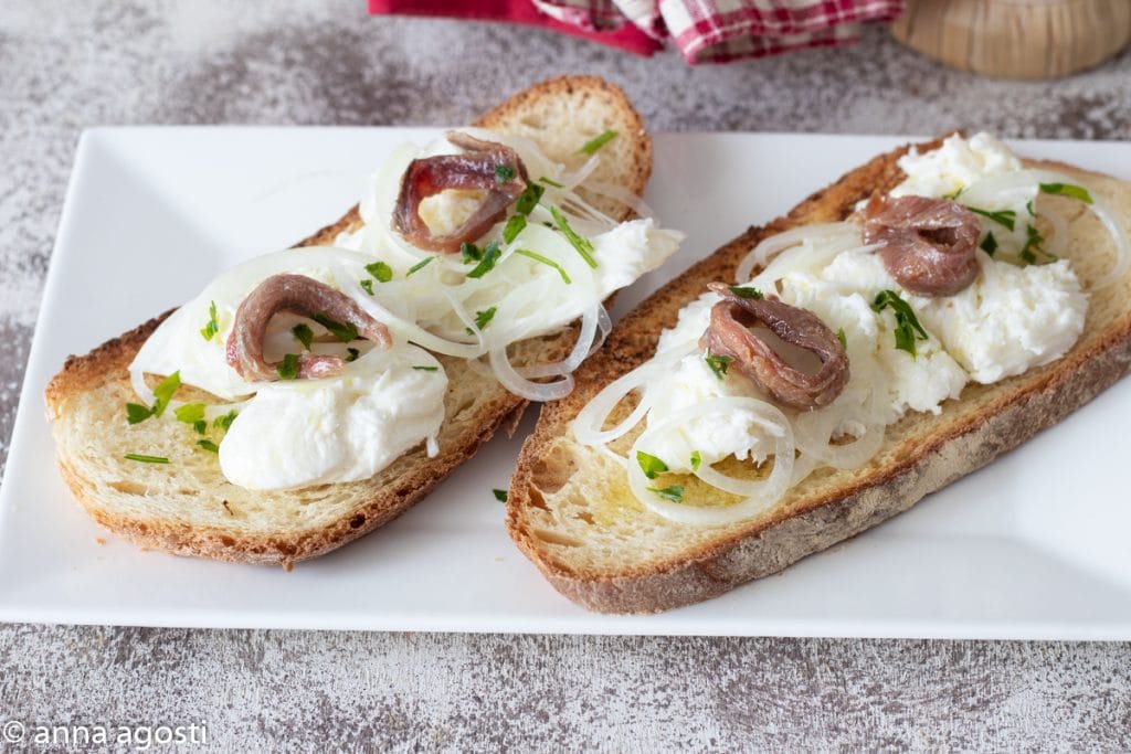 Bruschettas de anchovas marinadas e mozzarella