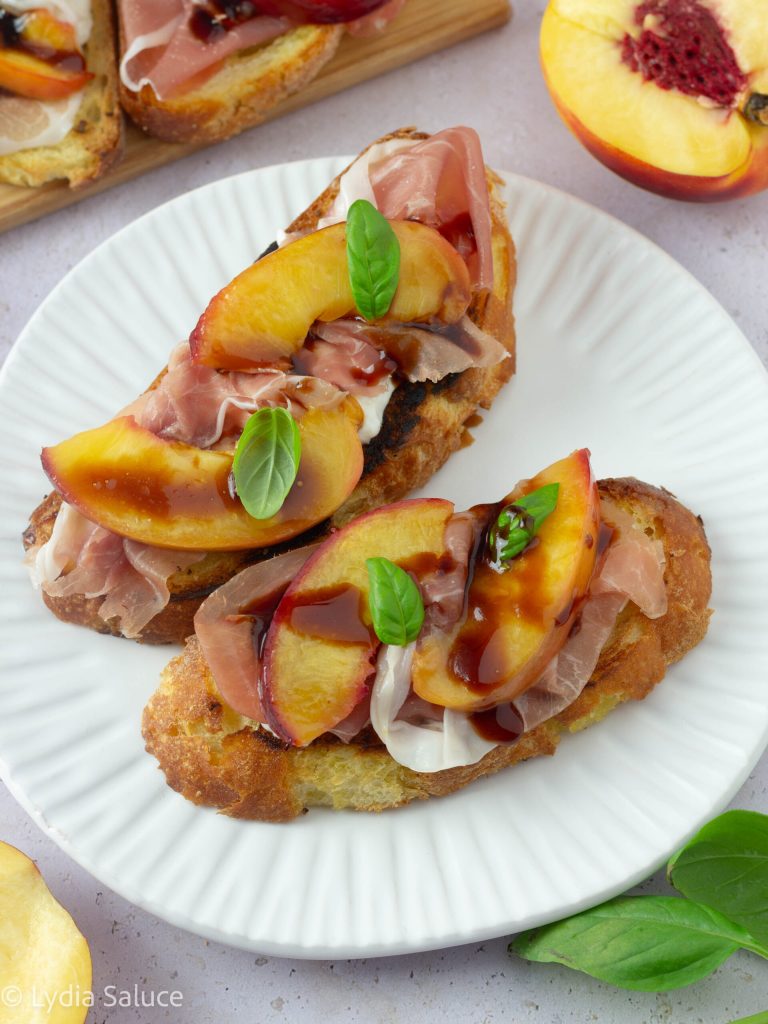 Bruschettas de verão com pêssegos, presunto cru e burrata