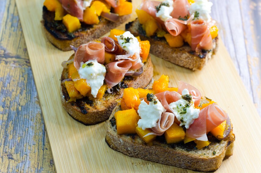 Bruschettas com abóbora, presunto cru e stracciatella