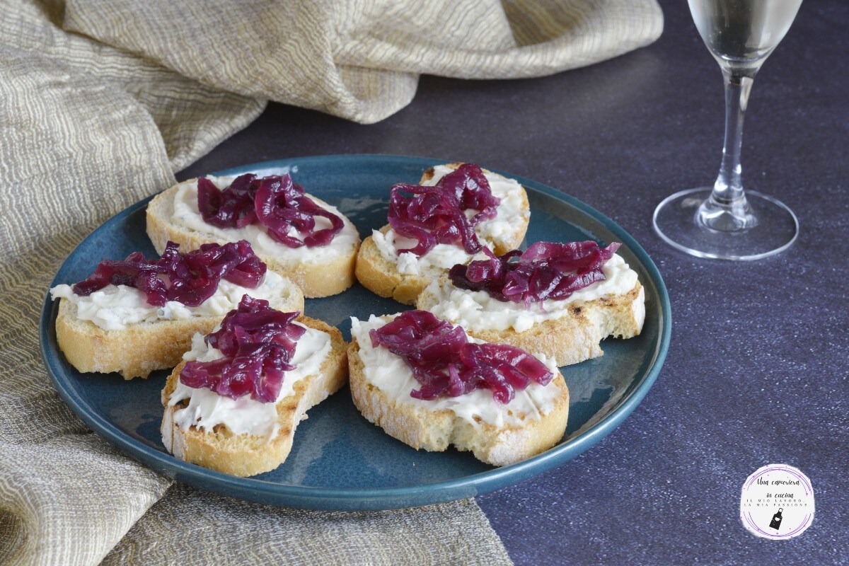 Bruschettas com gorgonzola mascarpone e cebolas