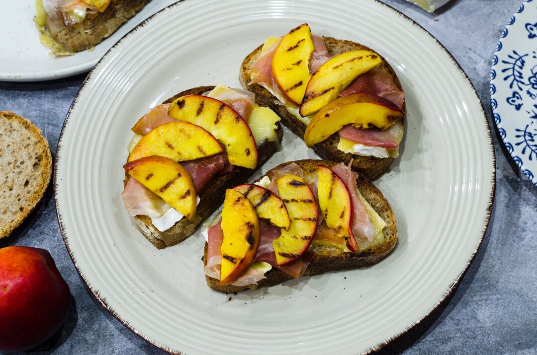 Bruschettas com pêssegos grelhados e brie, verão e saborosas!