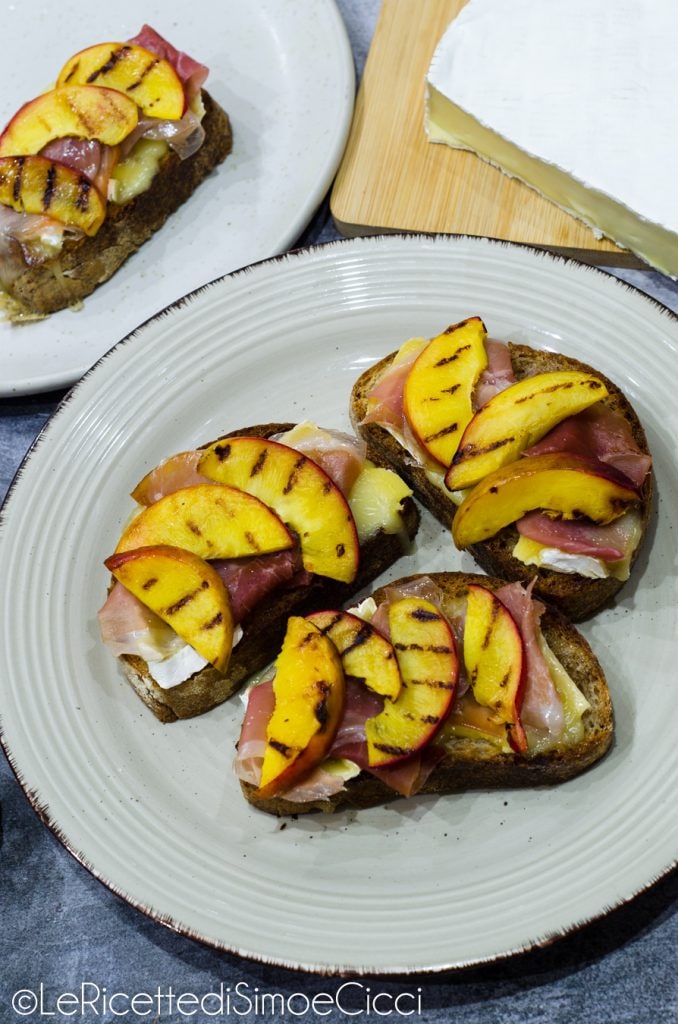 Bruschettas com pêssegos grelhados e brie