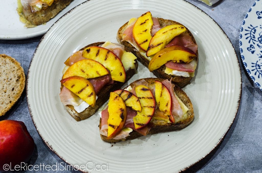 Bruschettas com pêssegos grelhados