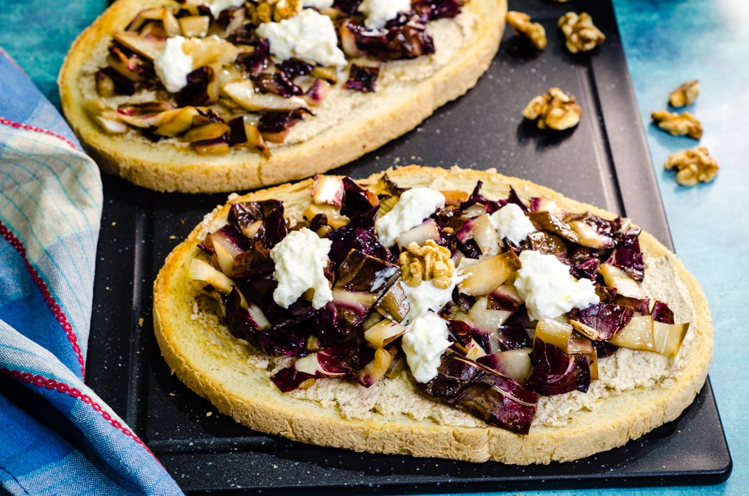 Bruschettas com radicchio, molho de nozes e stracciatella