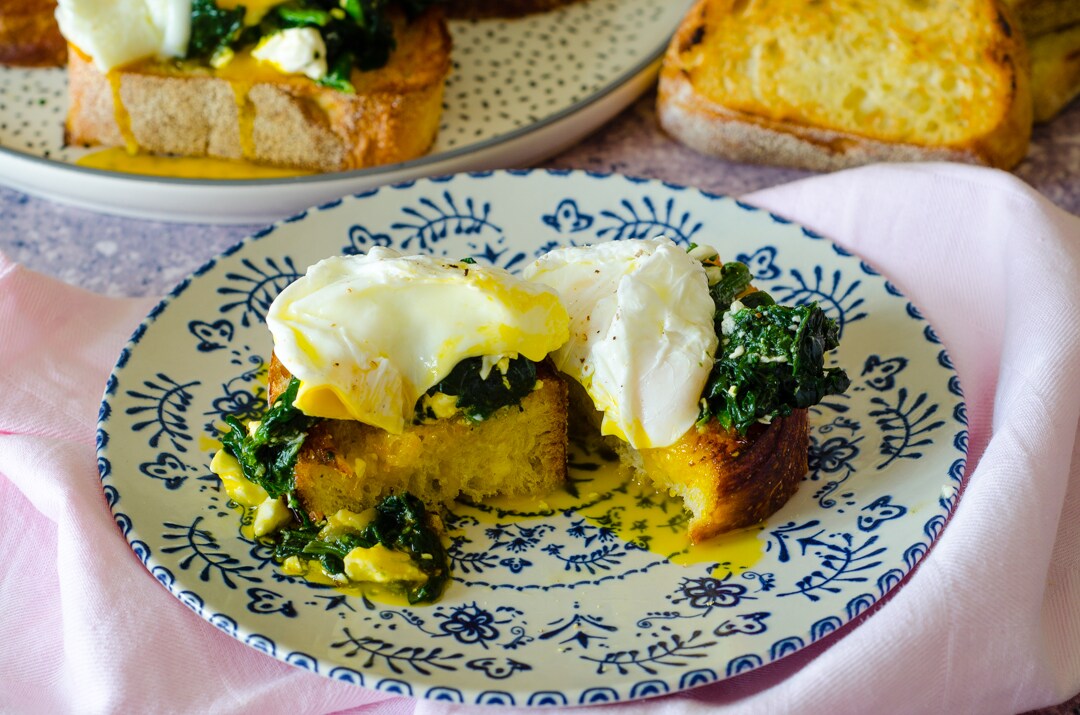 Bruschettas com espinafre, feta e ovos pochê