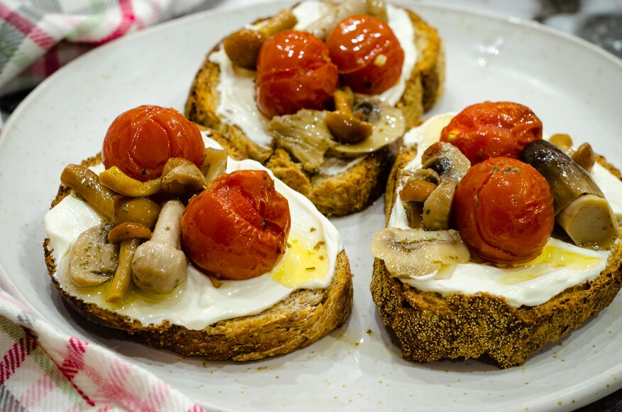Bruschettas com tomatinhos e cogumelos