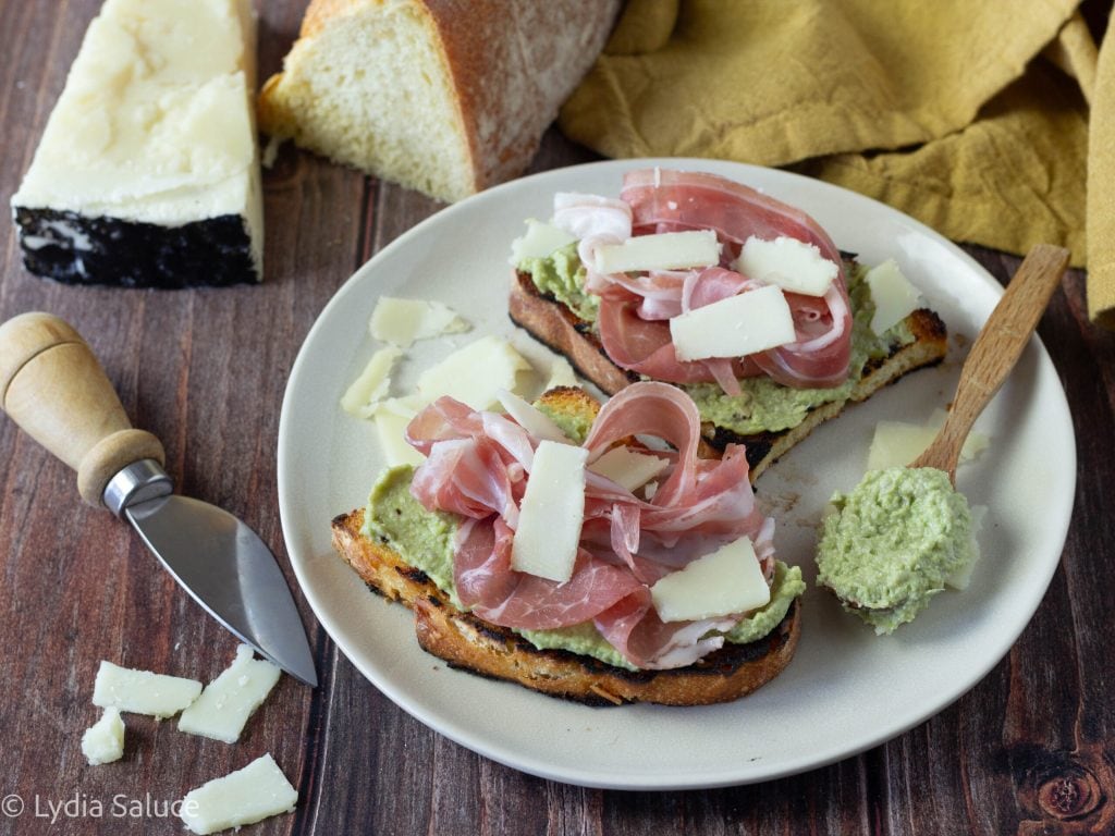 bruschettas com creme de favas