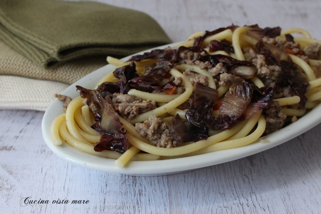 Bucatini com ragu branco e radicchio Cozinha vista mar