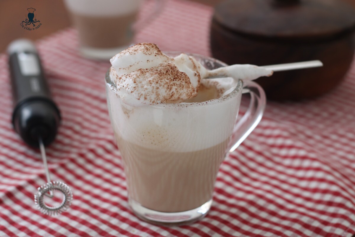Cappuccino com o espumador de leite, pronto em pouquíssimos minutos.