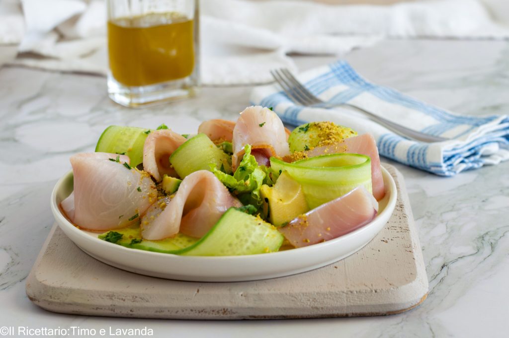 carpaccio de peixe-espada com pepinos