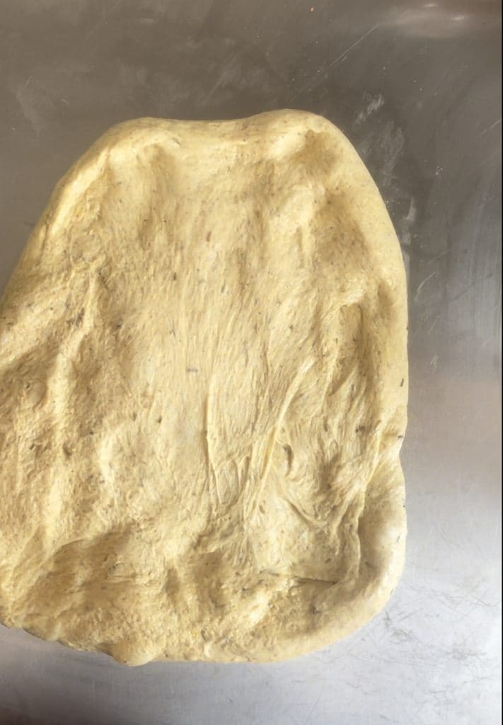 primeira abertura da focaccia de abóbora com fermento natural