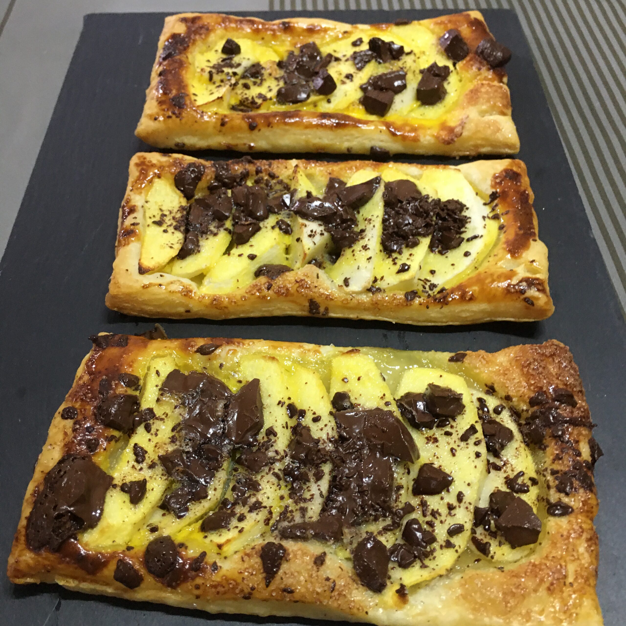 Folhados de maçã e chocolate