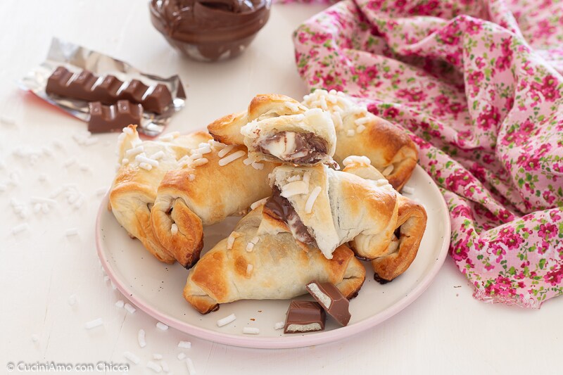 CORNINHOS DE MASSA FOLHADA COM KINDER