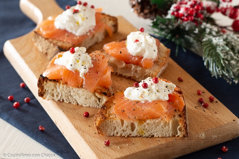 Crostini com salmão e burrata