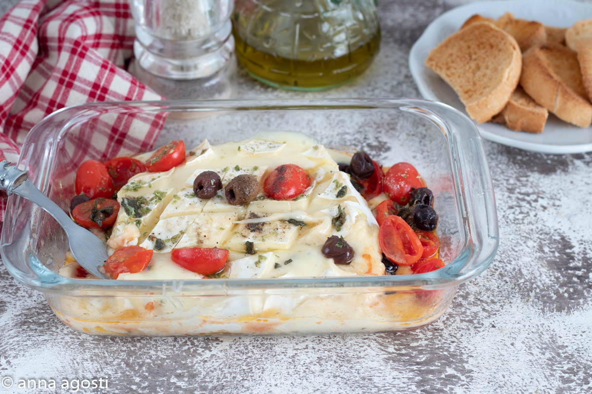 CAMEMBERT AO FORNO COM TOMATINHOS E AZEITONAS fácil e rápido