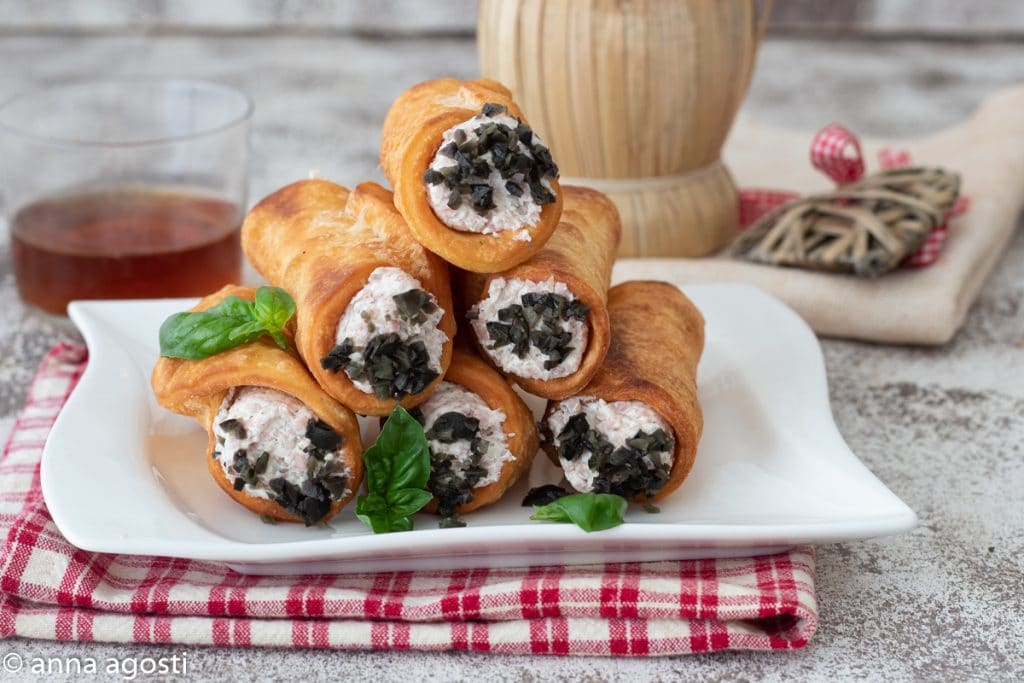 Cannoli salgados com ervas aromáticas