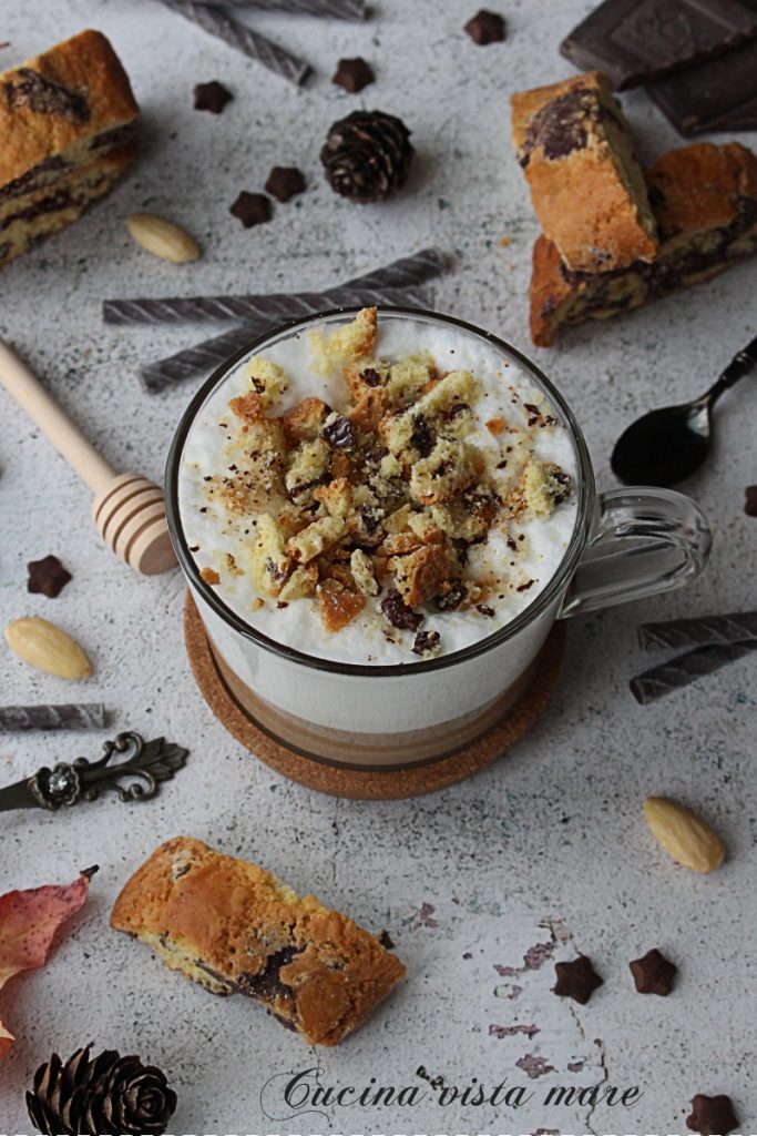 Cappuccino mel e cantuccini Cozinha vista mar