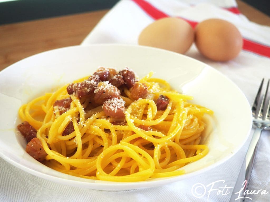Prato de carbonara com ovos
