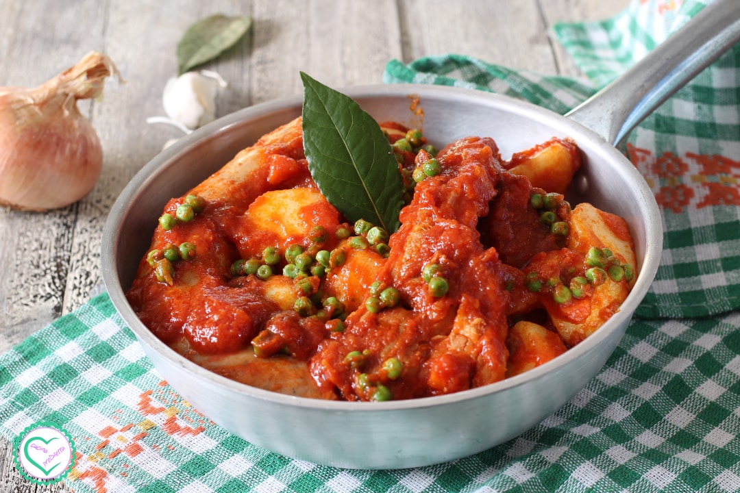 Carne de porco com batatas e ervilhas